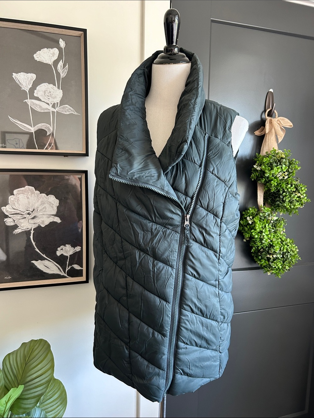 🍁 fall ready XL lightweight Quilted Sleeveless Puffer Vest in Deep green
